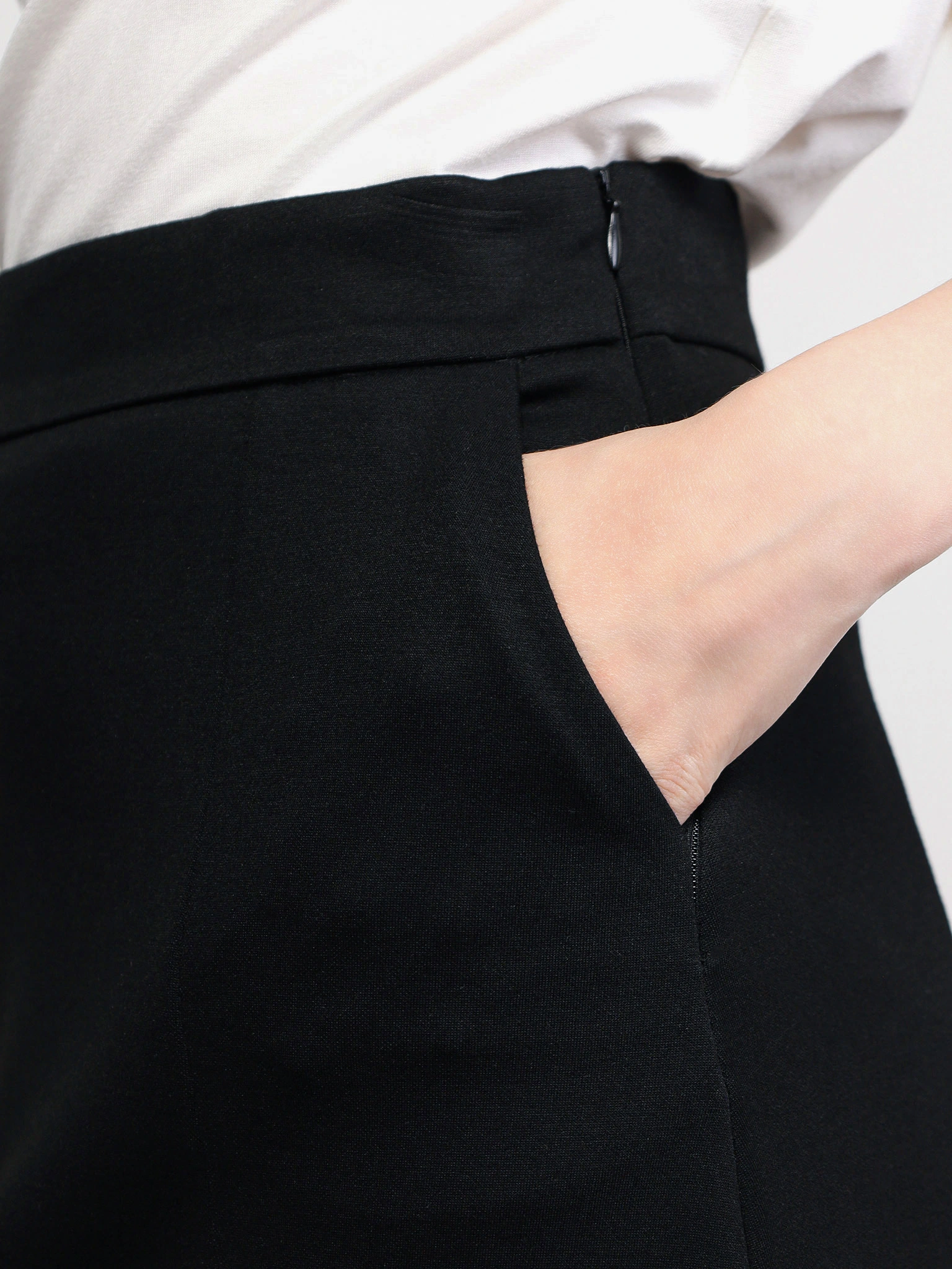 Юбка трикотажная черного цвета А-силуэта